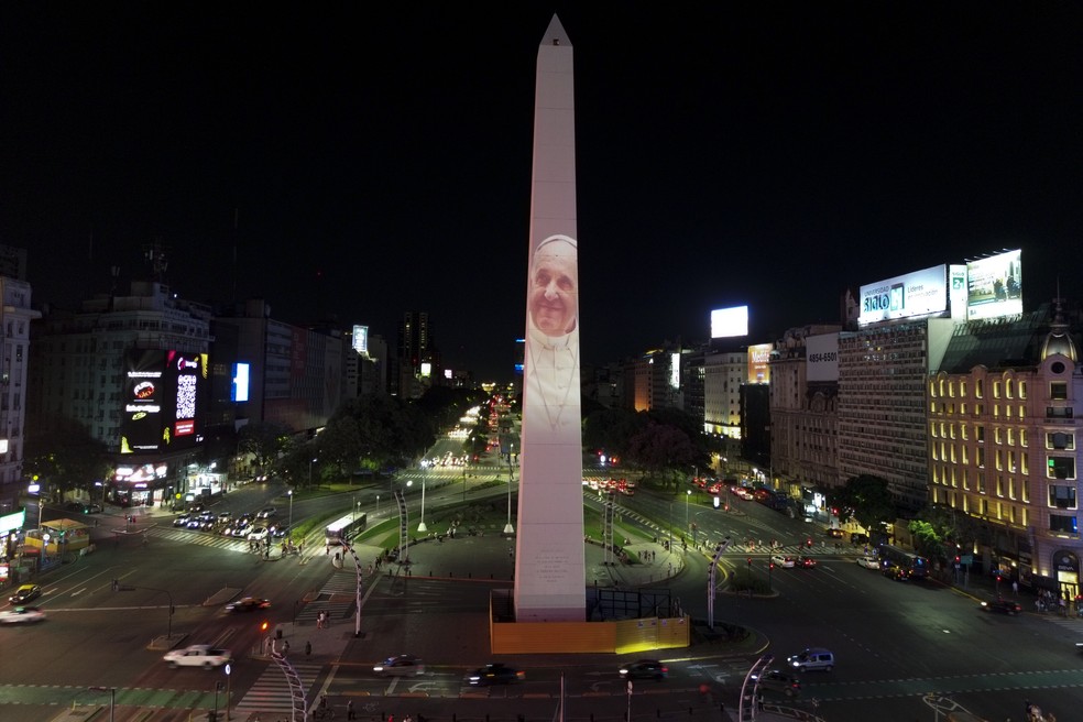 Imagem do papa é projetada no obelisco de Buenos Aires — Foto: Natacha Pisarenko/AP