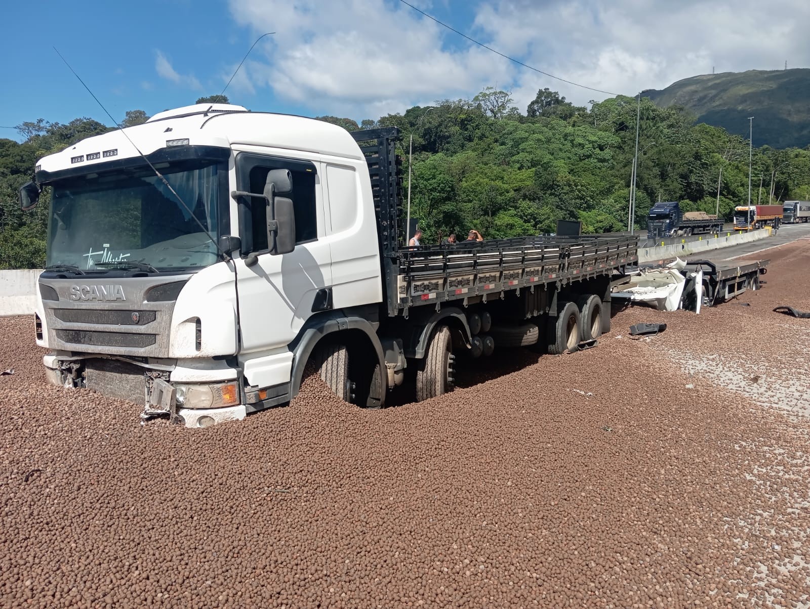Acidente com dois caminhões na área de escape da BR-376 mata uma pessoa em Guaratuba