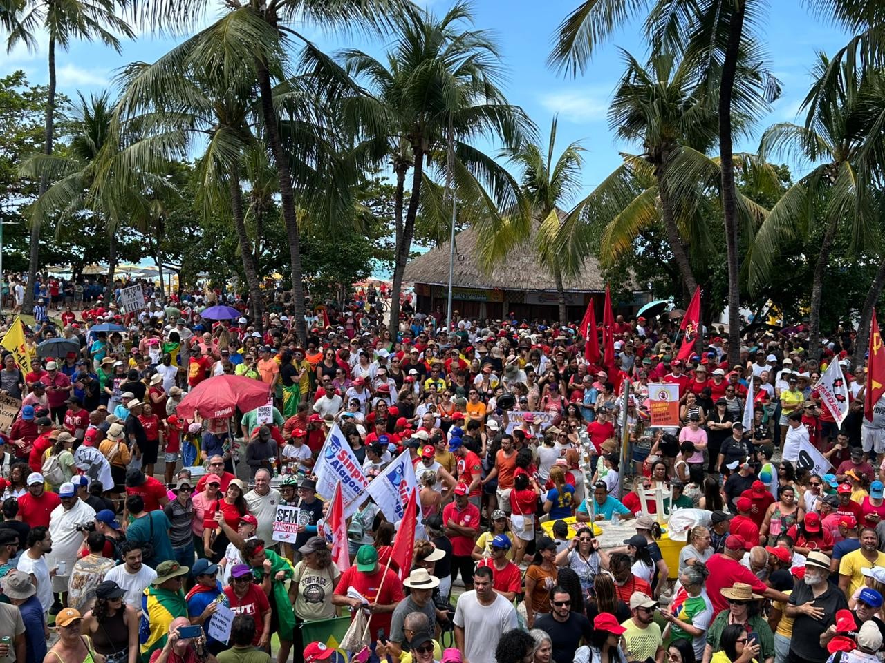 Manifestantes protestam contra a PEC da Blindagem e PL da Anistia na orla da Pajuçara, em Maceió