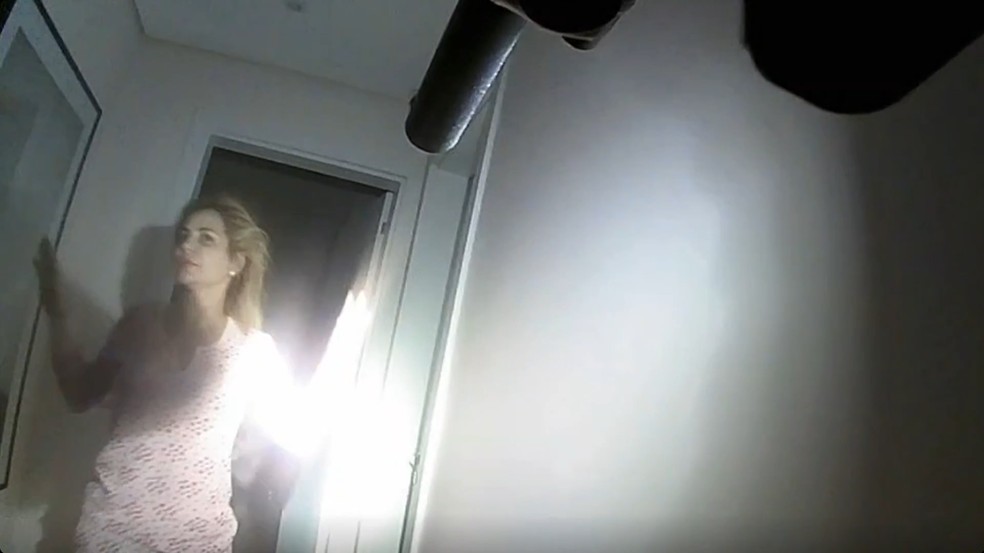 Deolane Bezerra, no momento em que foi acordada com a chegada da Polícia Civil em sua casa — Foto: Reprodução/TV Globo