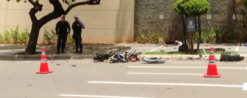 Moto onde estava a vítima. — Foto: TV Morena