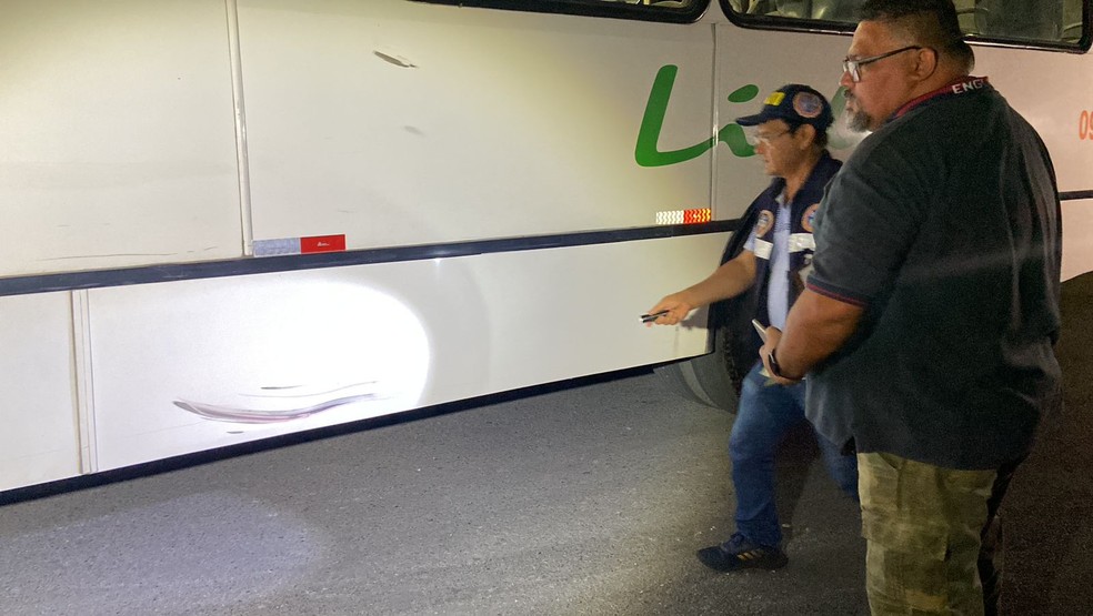 Ônibus atingido no acidente — Foto: Patrick Marques, g1 AM