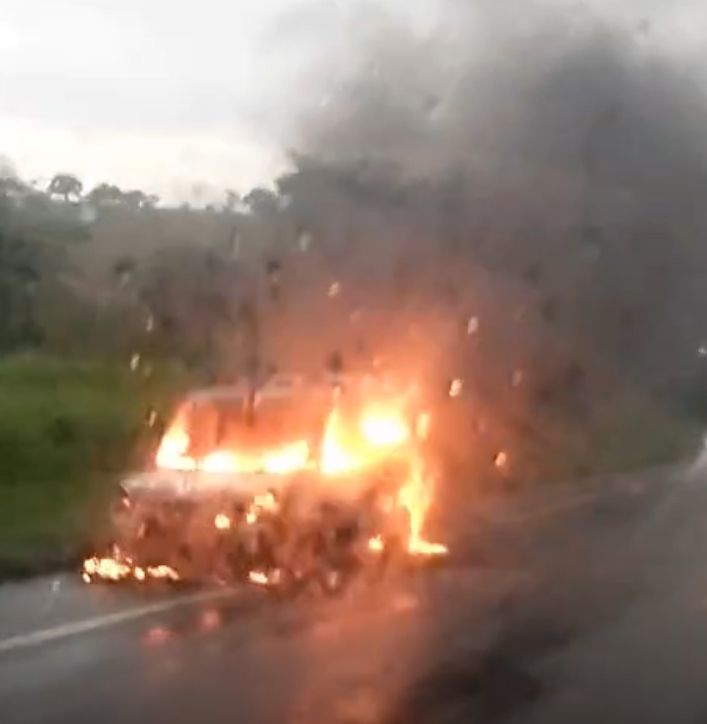 VÍDEO: Ambulância pega fogo na MG-050; ocupantes saem ilesos