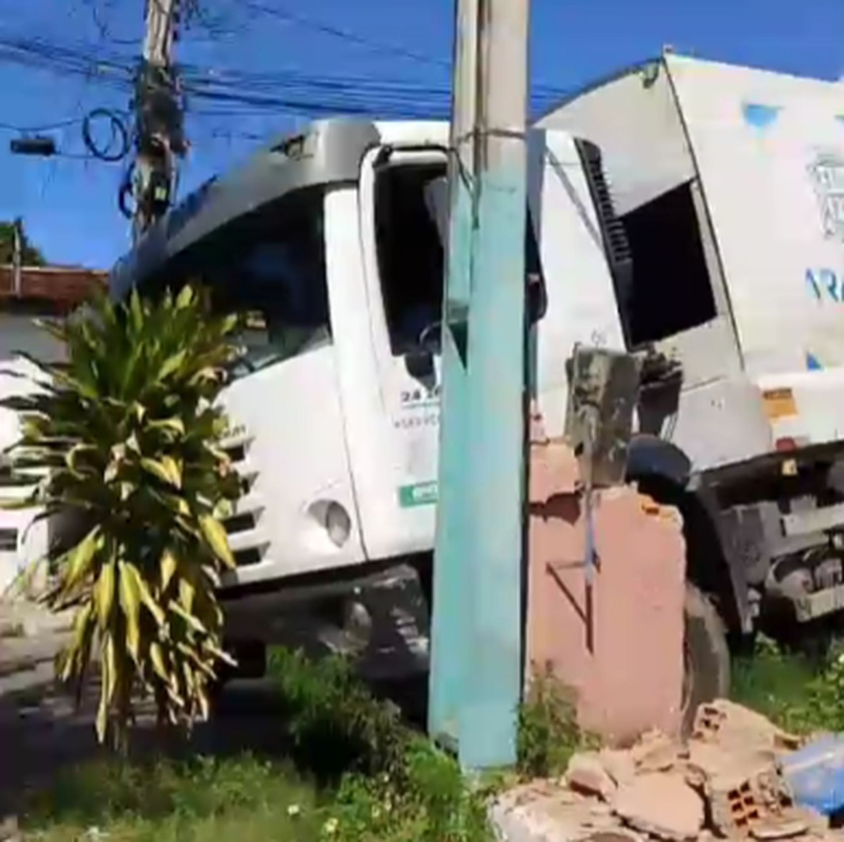 Caminhão de coleta de lixo desgovernado atinge poste em Aracaju