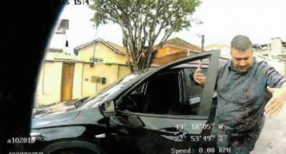 Imagens das câmeras da PM mostram Bruno após ser baleado — Foto: Reprodução/TV Globo