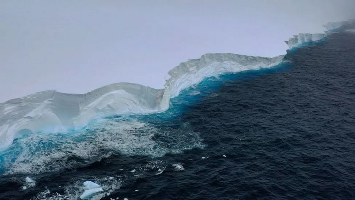 Iceberg vira repentinamente e quase esmaga exploradores no Polo Norte