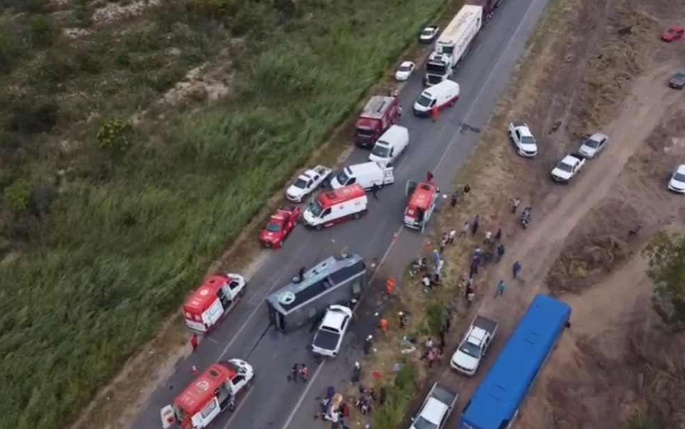 Ônibus ficou atravessado na pista após acidente na BR-242 — Foto: Marlon Ferraz/ Blog Braga