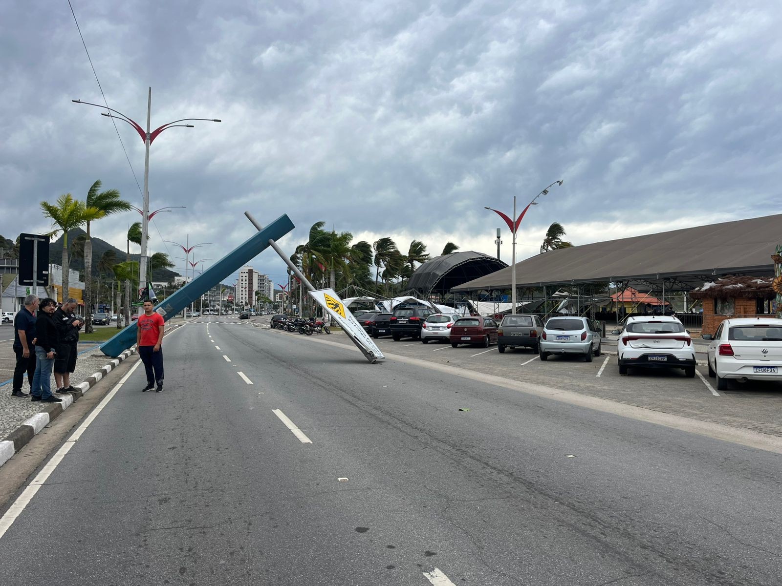 Ventania faz mesas voarem em praia e derruba placa de trânsito em Caraguatatuba, litoral de SP