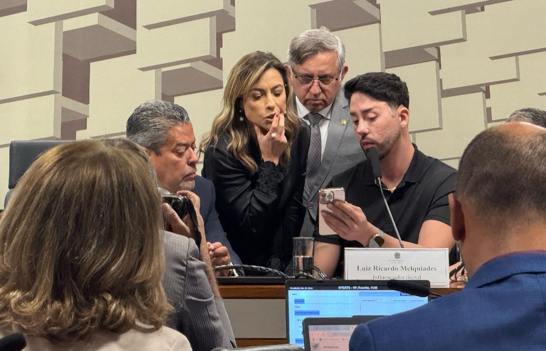 Rico Melquiades mostra a senadores da CPI das Bets como apostar no Jogo do Tigrinho