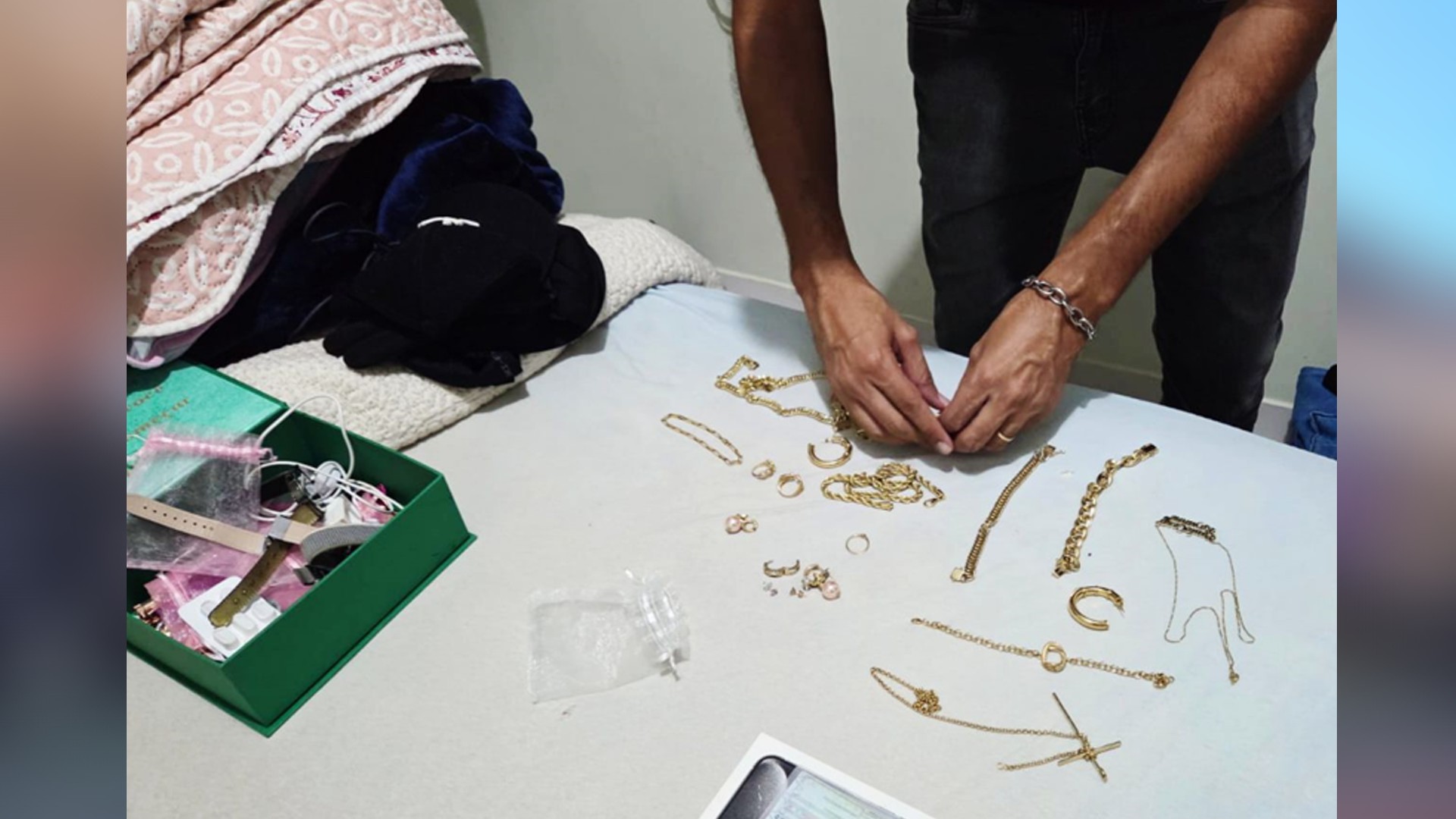 Polícia prende três suspeitos de roubar R$ 1 milhão em joias de ourives em estacionamento de empresa de ônibus