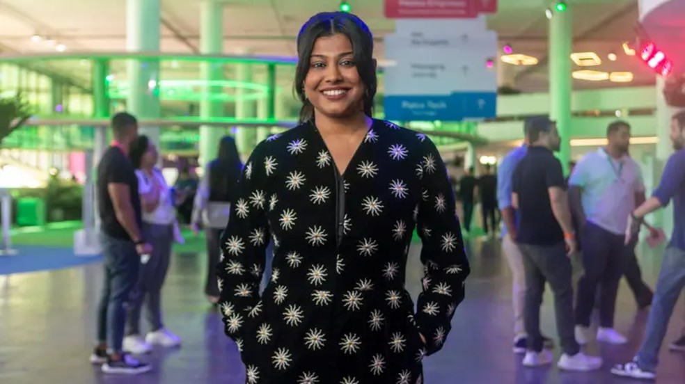 Nikila Srinivasan, da Meta, diz que o objetivo é que negócios se comuniquem cada vez mais com seus clientes via WhatsApp — Foto: Meta via BBC