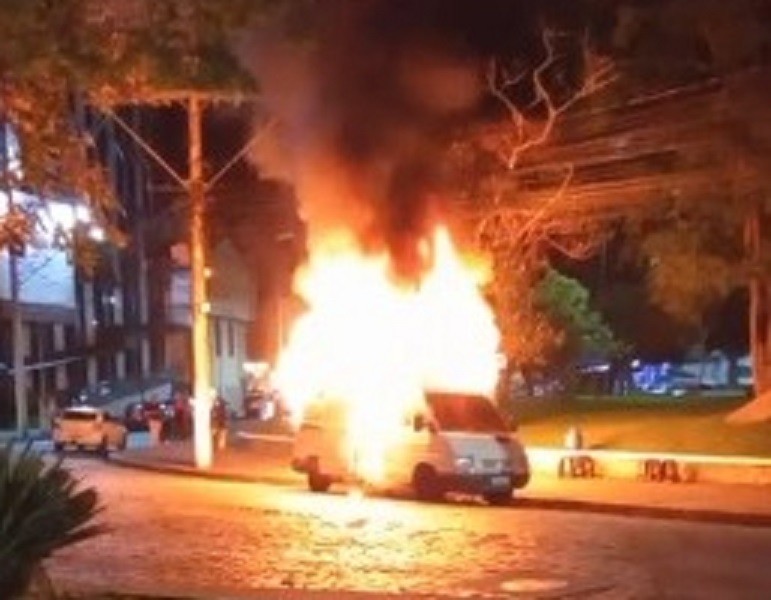 Trailer de lanches é consumido pelas chamas em Nova Friburgo, no RJ