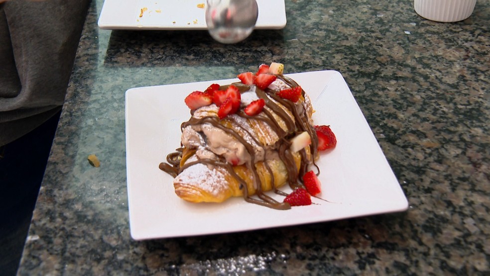 Croissant recheado com sorvete, creme de avelã e morangos é uma das opções oferecidas por sorveteria de São Carlos — Foto: EPTV/Reprodução