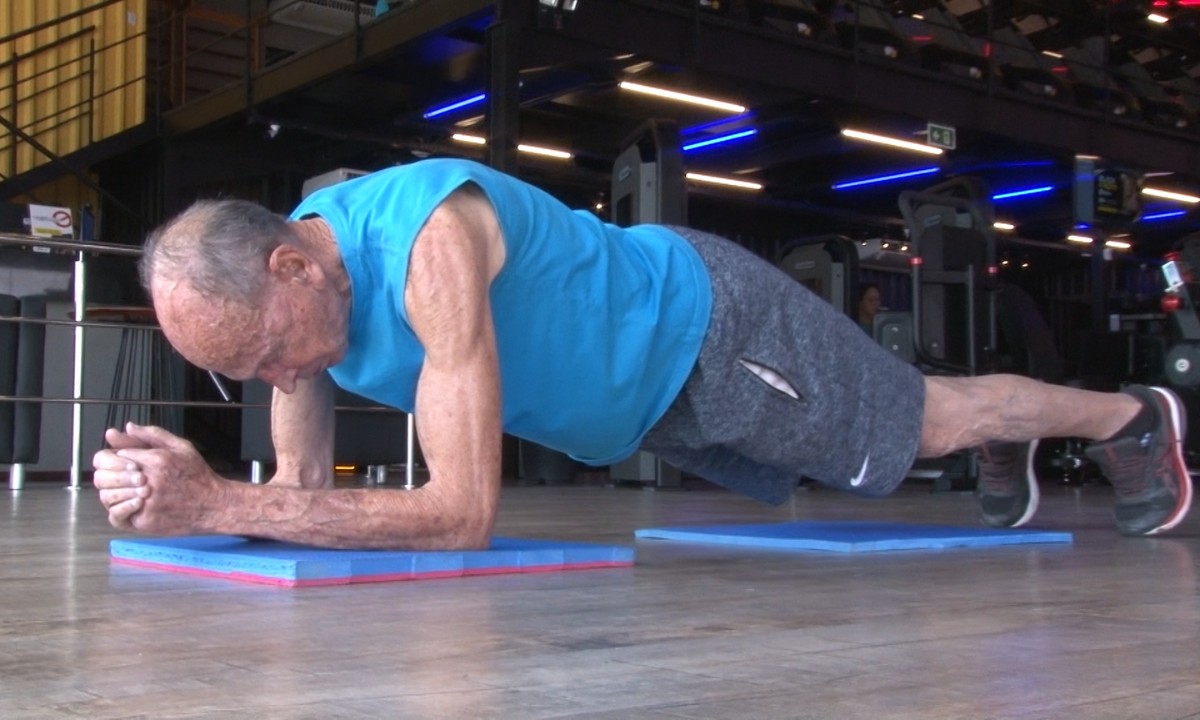 Idoso bate recorde pessoal ao ficar mais de uma hora fazendo prancha e se torna inspiração em Feira de Santana
