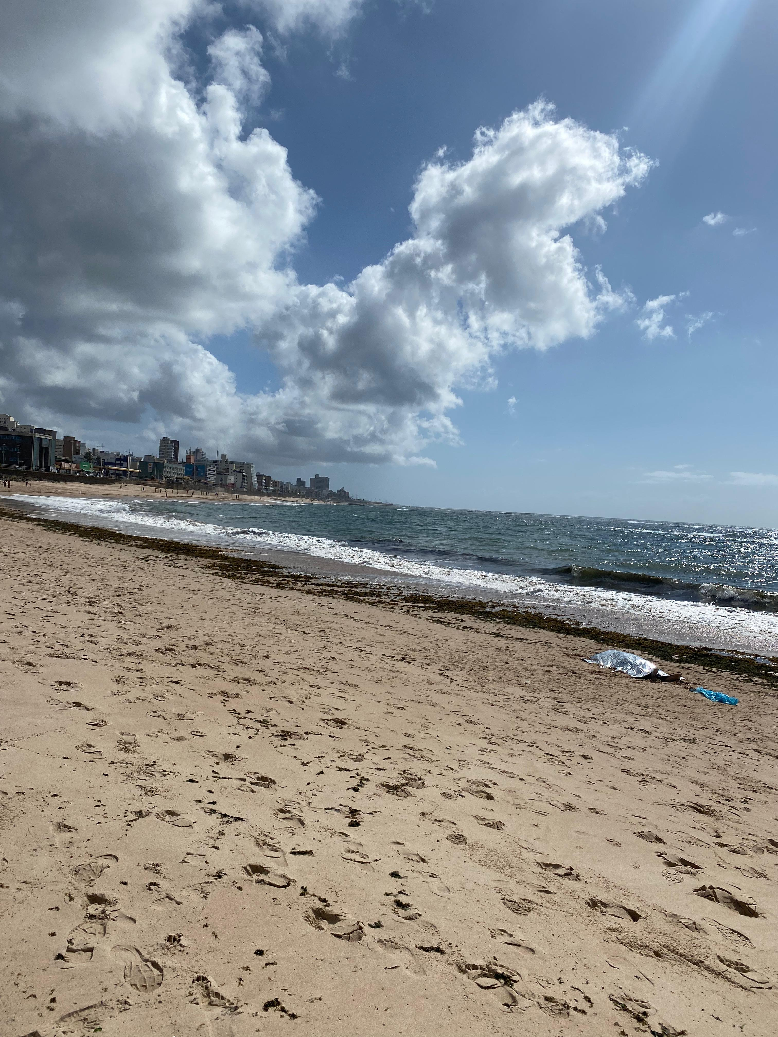 Homem morre após se afogar na praia de Amaralina, em Salvador