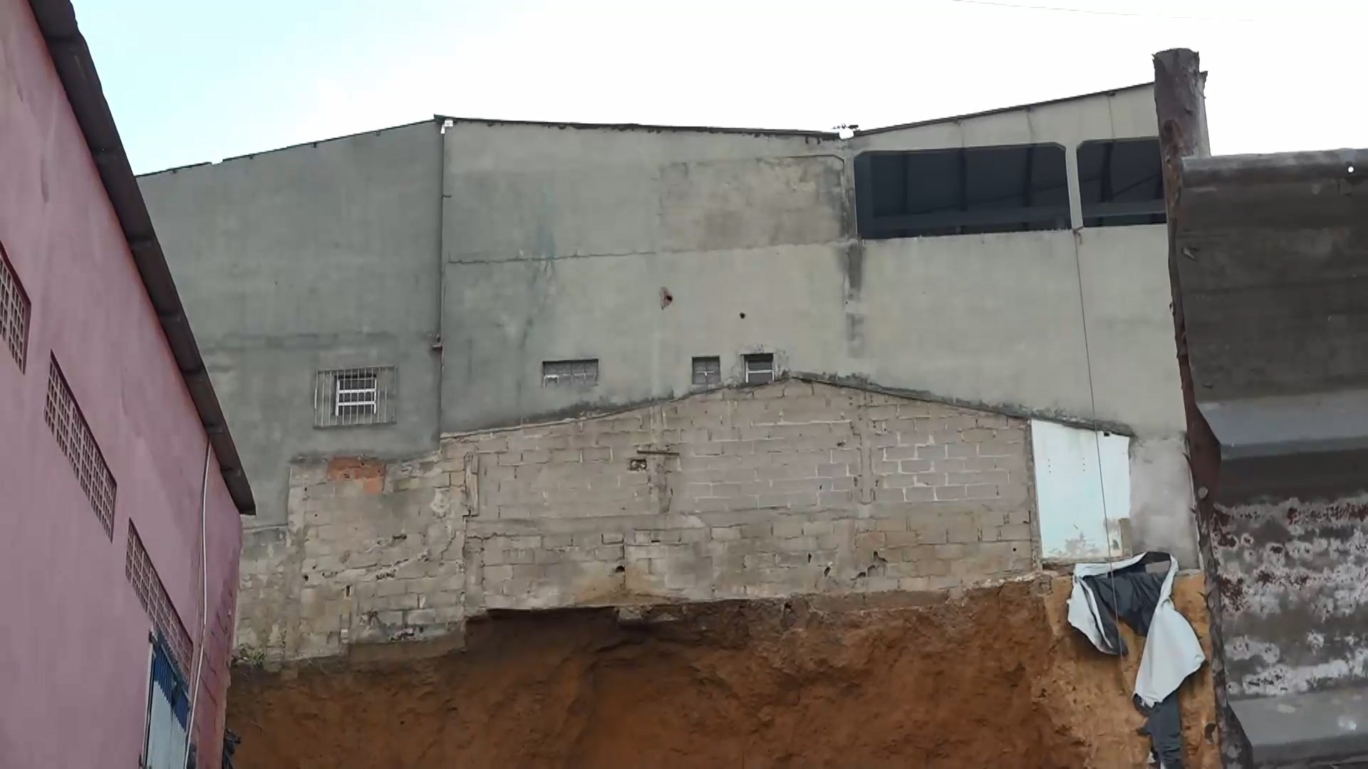 'Estamos sem teto', diz morador da casa interditada em Cariacica após soterramento que matou 4