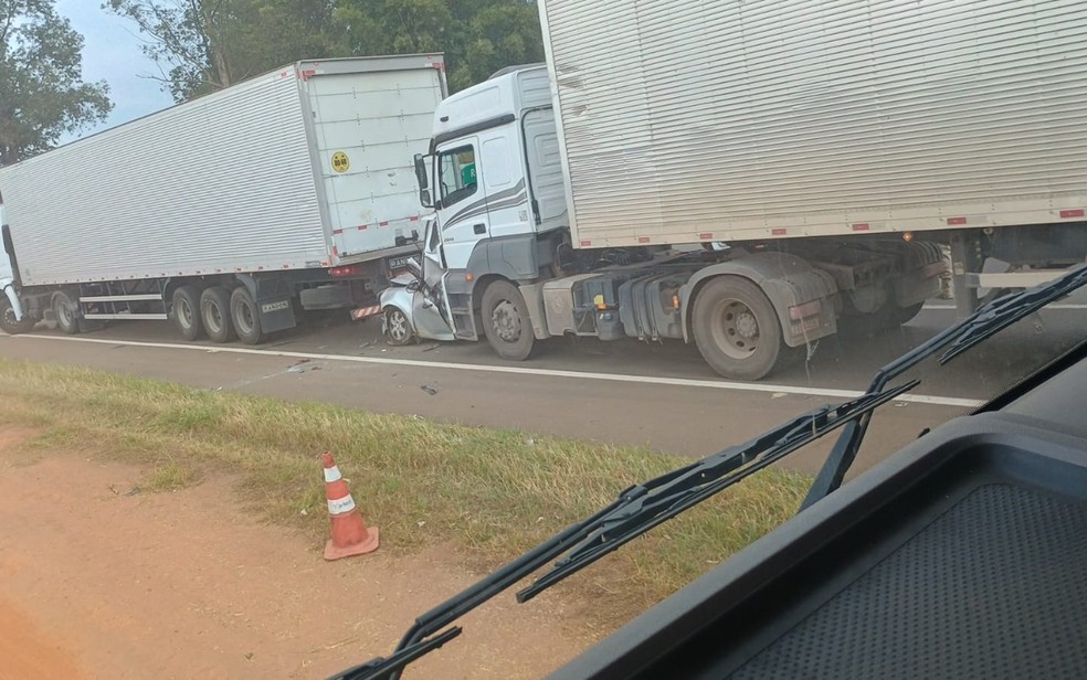 Carro fica esmagado entre duas carretas e motorista morre na Fernão Dias em Pouso Alegre, MG — Foto: Redes Sociais
