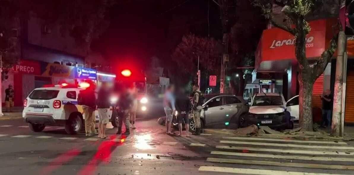 Três ficam feridos após batida entre carro e caminhonete no Centro de Governador Valadares