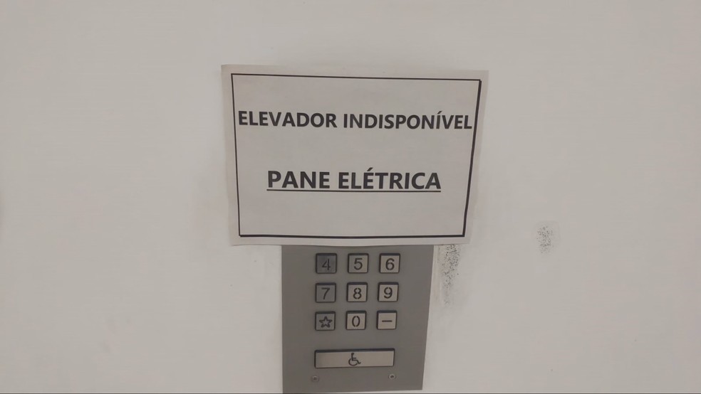 Aviso de elevador indisponível na Cidade Administrativa. — Foto: Reprodução/TV Globo