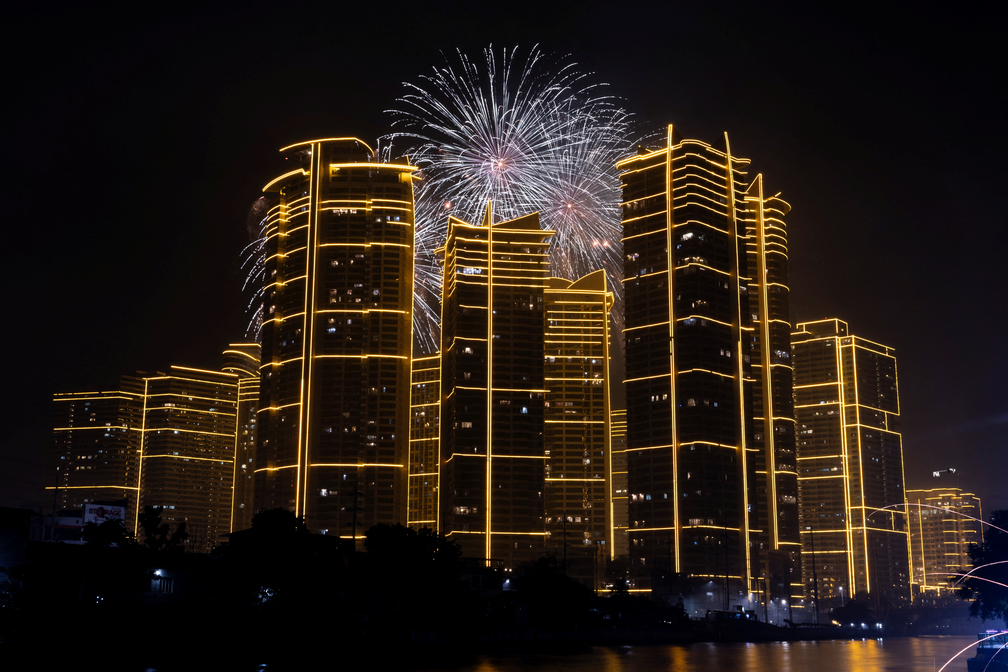 Fogos de artifcio explodem sobre o Rockwell Center em comemorao a 2025 na cidade de Mandaluyong, Metro Manila, Filipinas  Foto: REUTERS/Eloisa Lopez