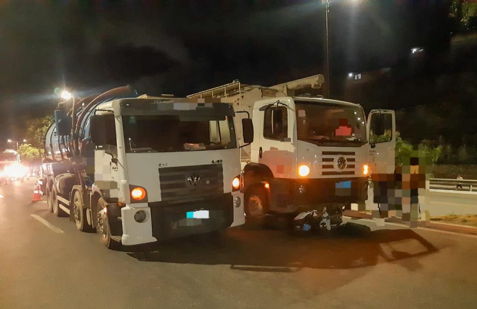 Motociclista morre atropelada ao tentar passar entre dois caminhões na BR-101, em Abreu e Lima