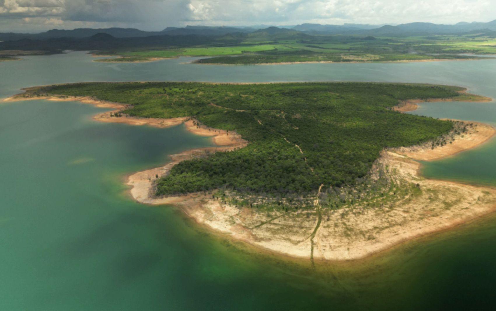 Área de fazenda inundada e água cristalina: veja detalhes de ilha que está à venda por R$ 50 milhões em Goiás