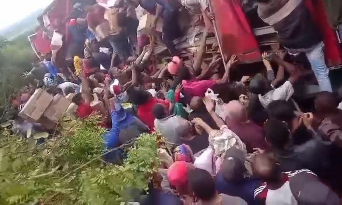 Multidão saqueia carga de leite em pó após carreta tombar em estrada da Bahia