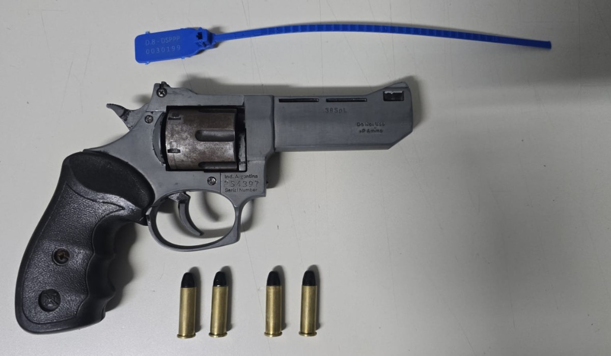 Homem é preso por tentativa de homicídio após ter aperto de mão recusado em bar