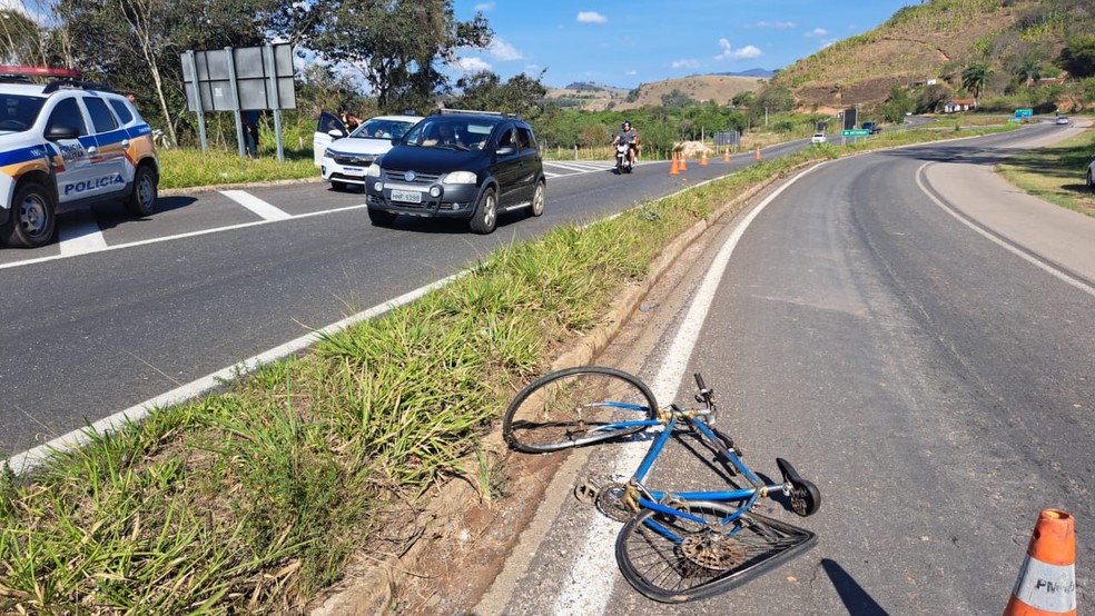 Ciclista é socorrido com suspeita de traumatismo craniano após batida com carro na BR-459 — Foto: Divulgação/Polícia Militar Rodoviária
