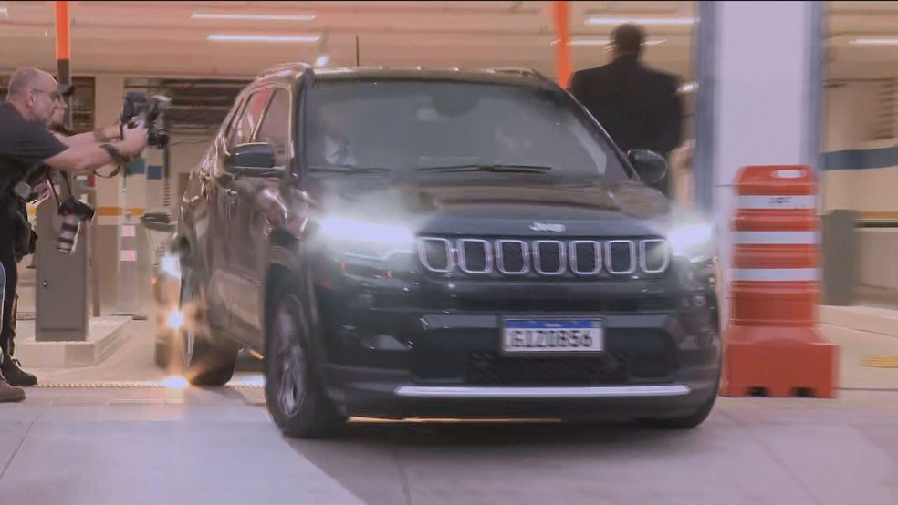 Comboio de Bolsonaro deixa sede da PF após depoimento do ex-presidente nesta terça-feira (16). — Foto: Reprodução