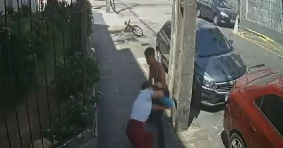 Mulher tem cabelos puxados e é derrubada no chão em assalto em Fortaleza — Foto: Reprodução