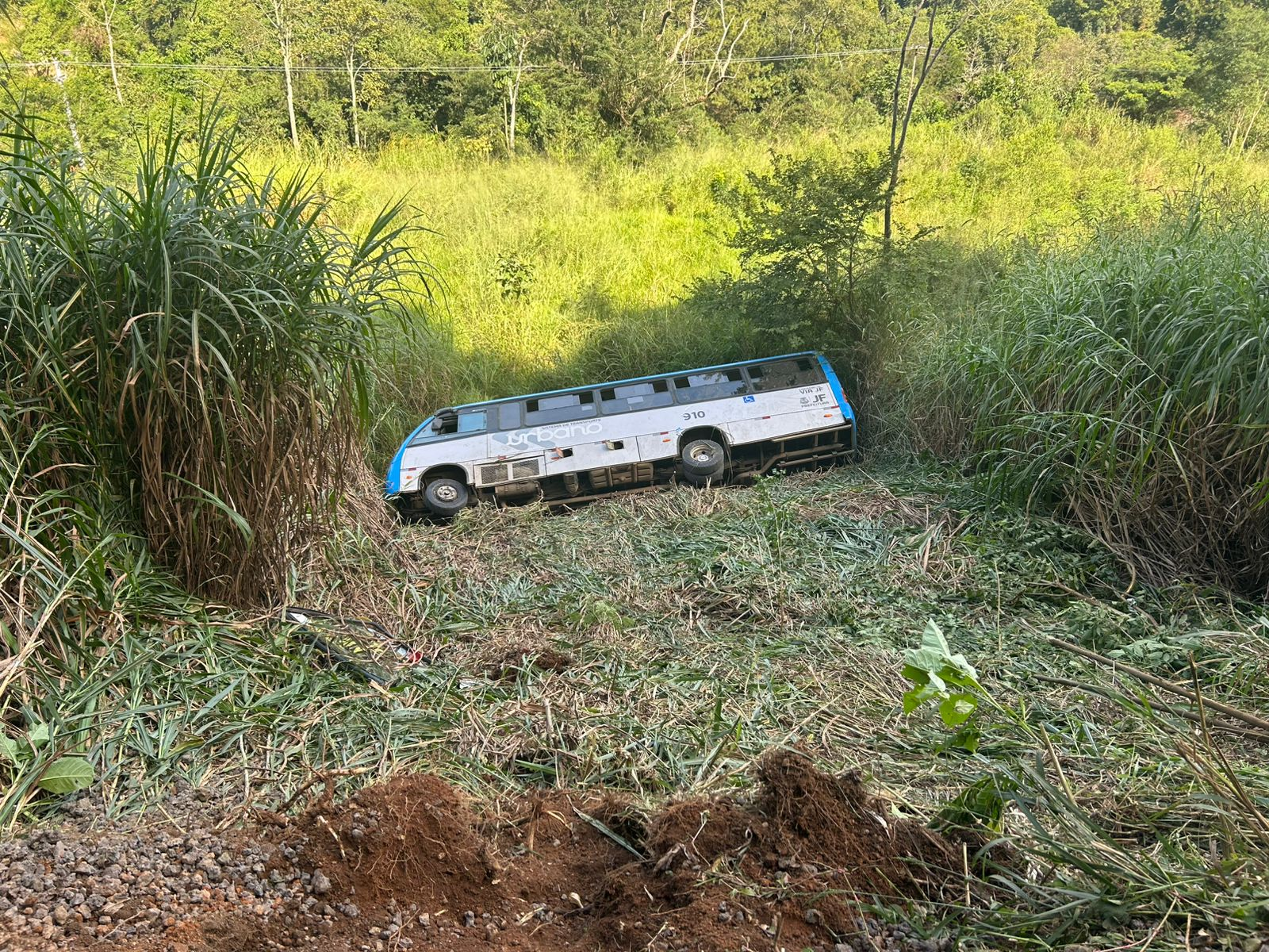 Micro-ônibus capota e cai em barranco no Bairro Niterói, em Juiz de Fora