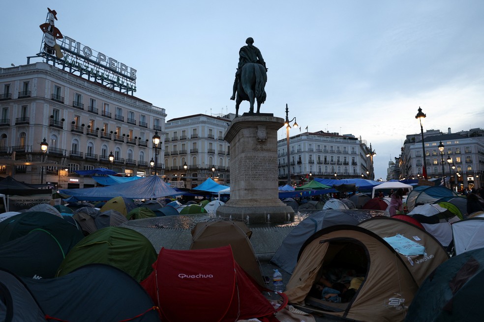 Manifestantes em barracas na praça Puerta del Sol em Madri, na Espanha, protestam contra despejo de idosa de 87 anos em 28 de setembro de 2026. — Foto: REUTERS/Juan Medina