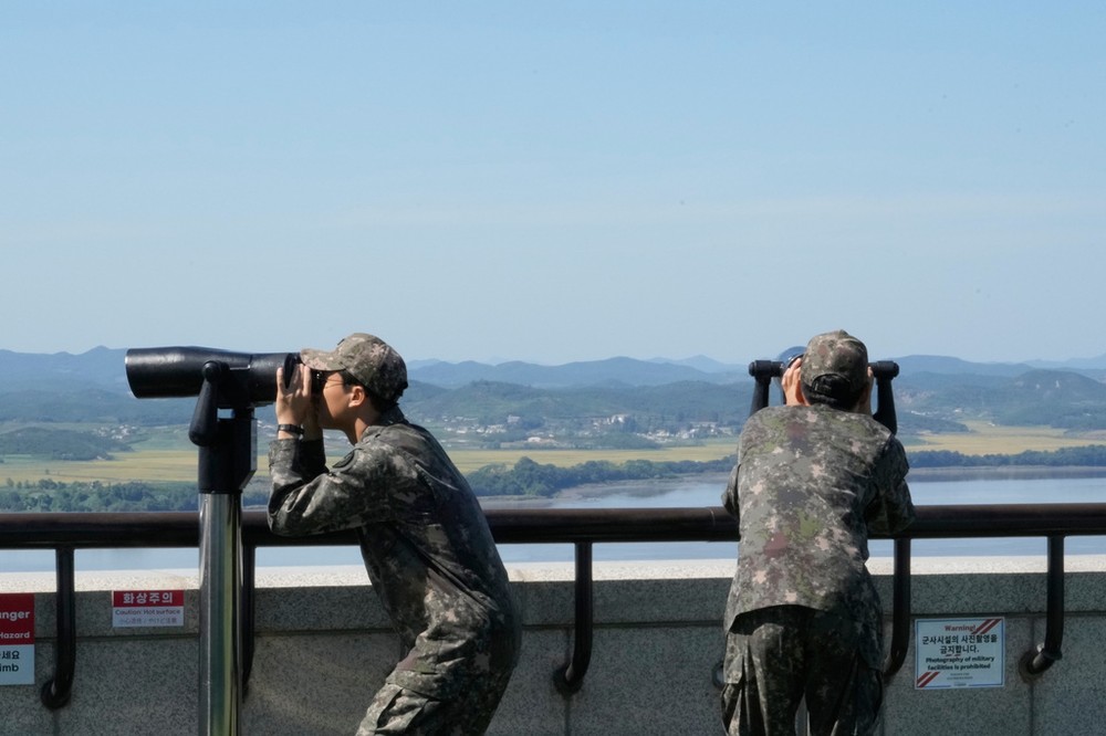 Soldados do Exército da Coreia do Sul observam o território da Coreia do Norte na região de fronteira