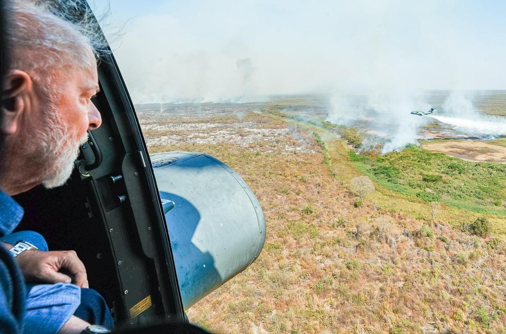 Lula sobrevoa áreas atingidas pelas queimadas no Pantanal — Foto: Ricardo Stuckert