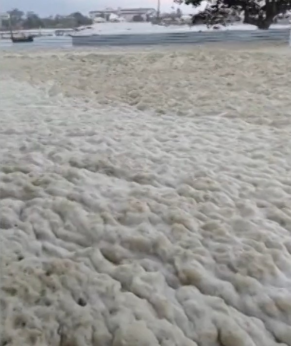 Mar de espuma invade areias em Saquarema