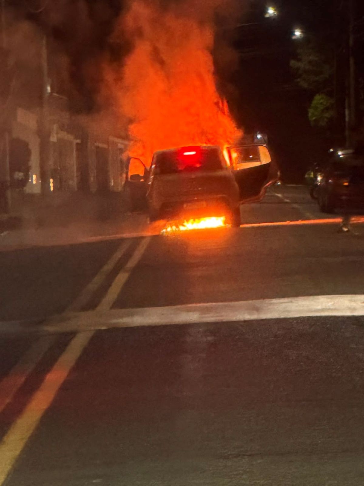 Carro pega fogo e fica destruído em Uberaba