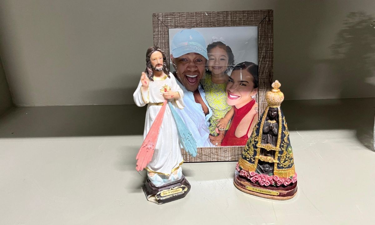Léo Santana revela 'amuleto' junto a fotos de Lore Improta e Liz no camarim