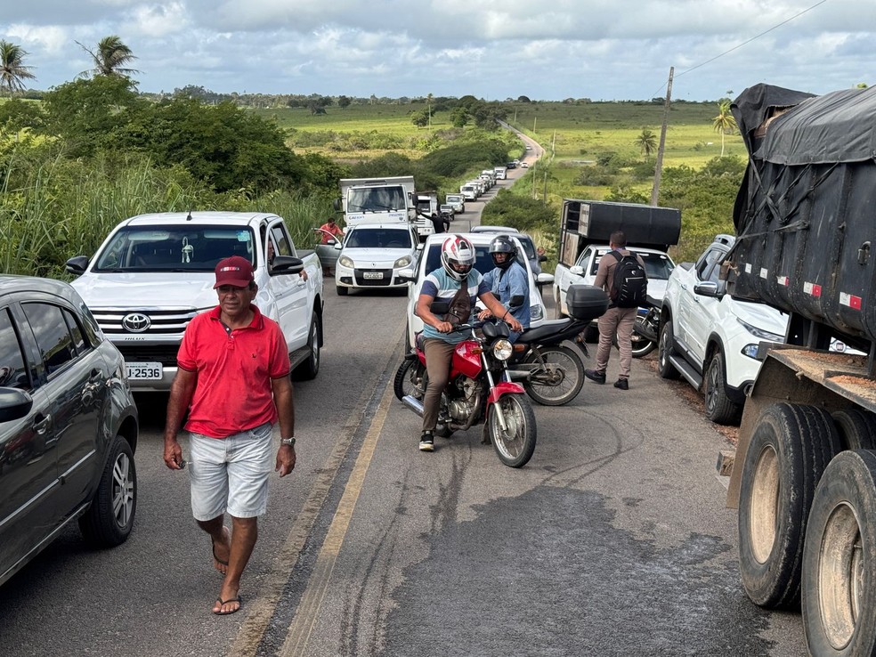 Protesto fecha rodovia entre Monte Alegre e Lagoa Salgada — Foto: Vinicius Marinho/Inter TV Cabugi