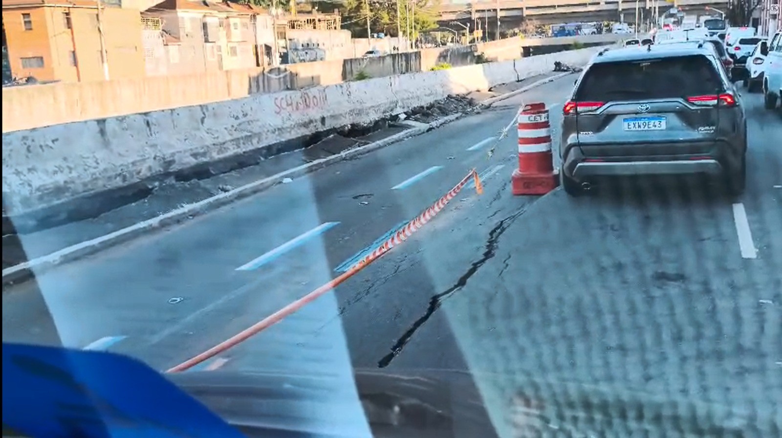 Trecho de asfalto afundado na Avenida do Estado, Centro de SP, segue sem solução após mais de um mês