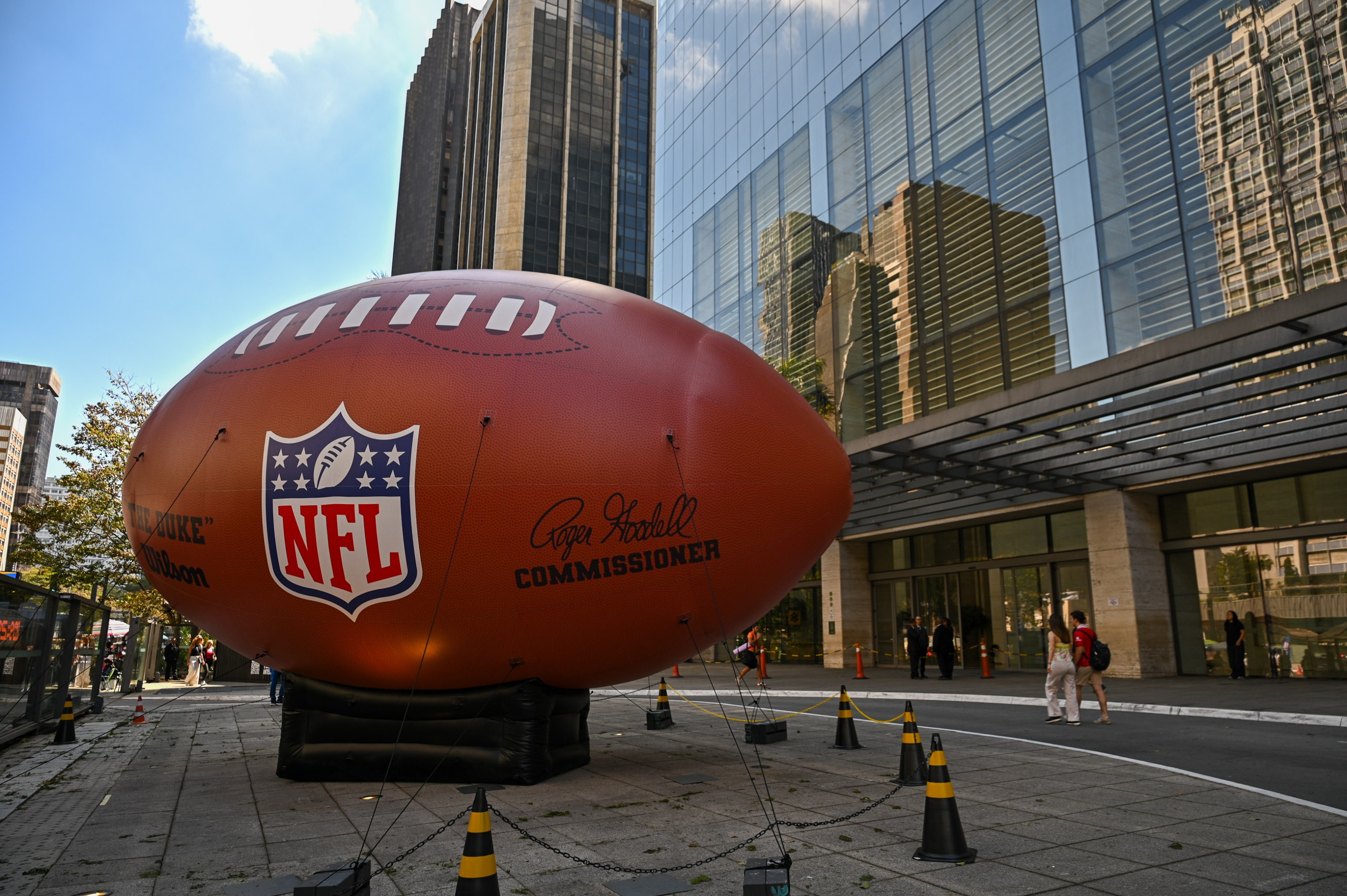 NFL volta ao Brasil nesta sexta, e SP 'respira' futebol americano; confira atrações espalhadas pela cidade