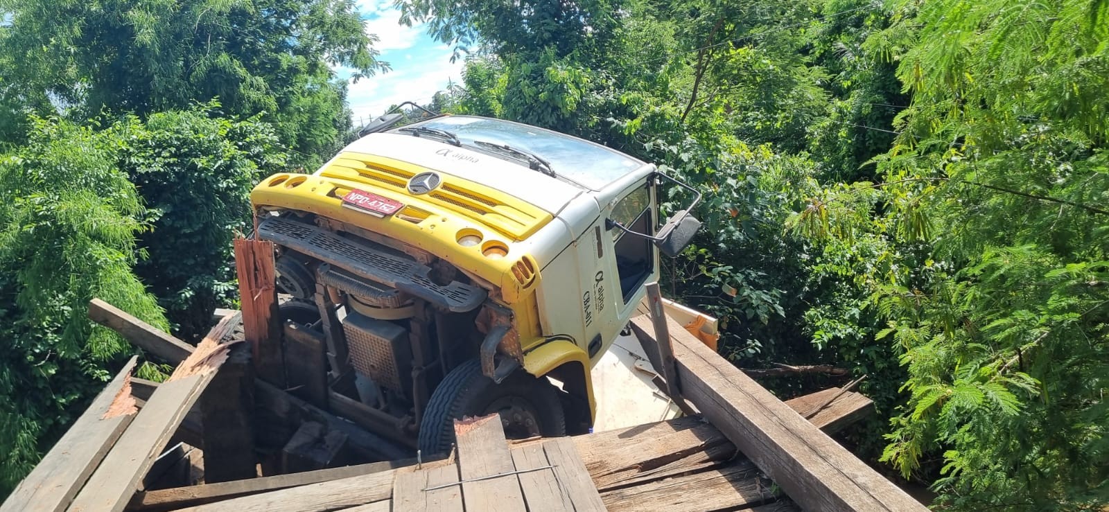 Motorista é resgatado após ponte de madeira ceder e caminhão cair em rio em MT