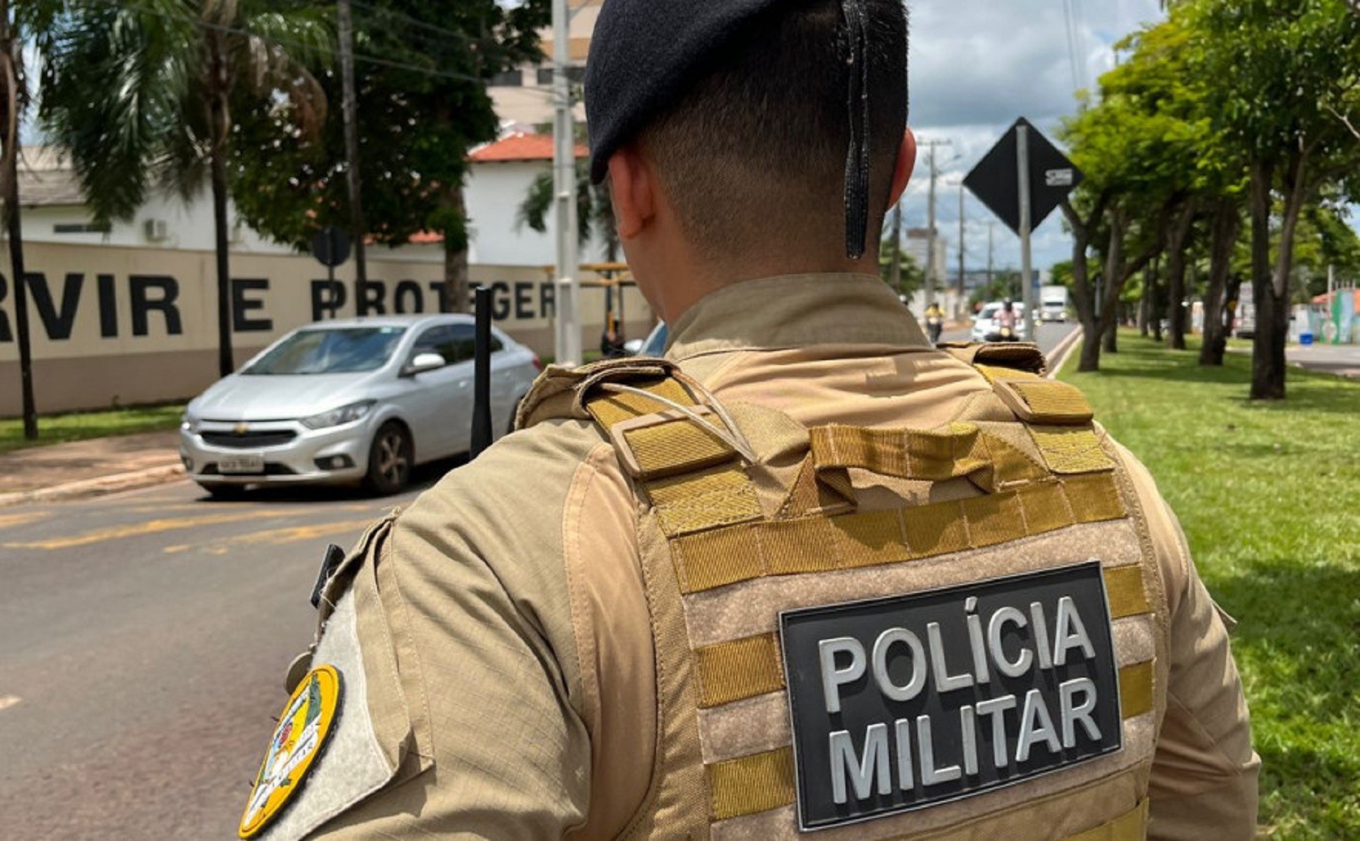 Homem invade casa de idosa, oferece muda de cannabis e ateia fogo em objetos