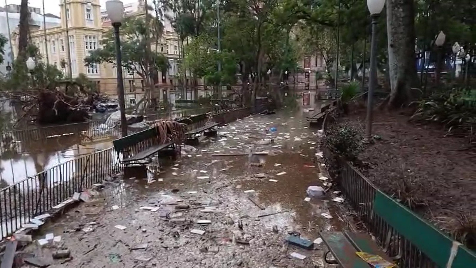 FOTOS: veja como está a Praça da Alfândega, ponto turístico de Porto Alegre, após enchentes