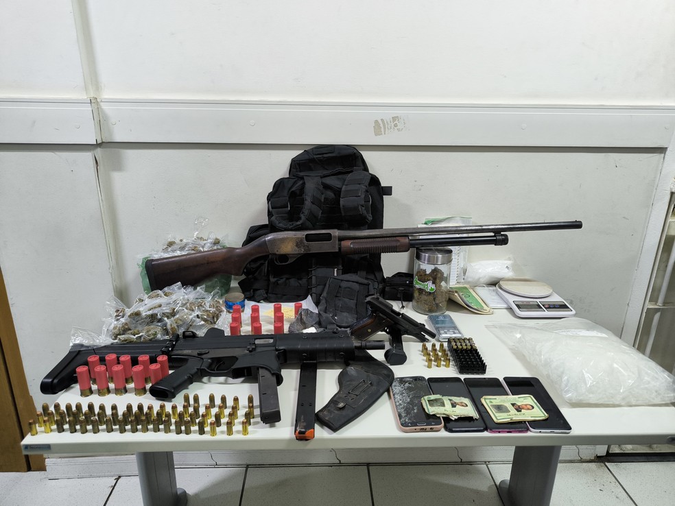 Suspeito estava com armas, drogas, munições e carregadores. — Foto: Divulgação/SSP-BA