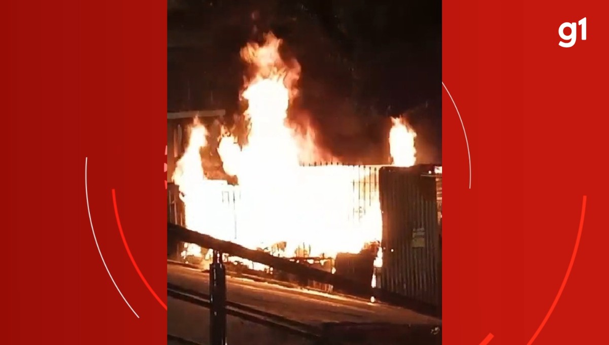 Bombeiros cortam grade para combater incêndio em Coronel Fabriciano