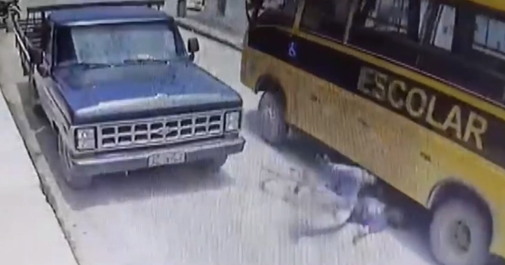 Ciclista morre após tentar desviar de ônibus escolar e ser esmagado por veículo na Bahia — Foto: Reprodução/TV Oeste