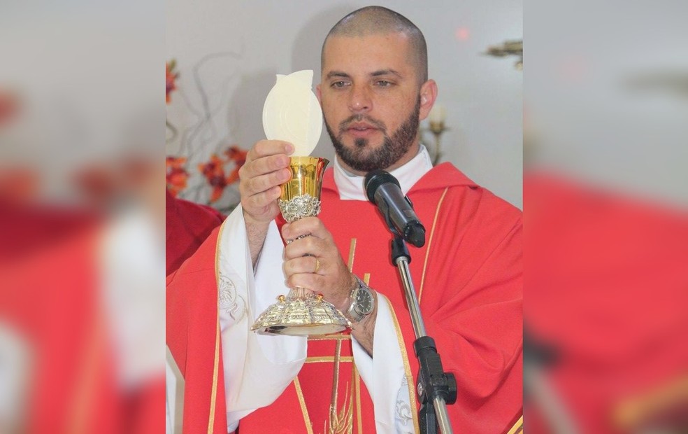 Douglas quando foi ordenado padre em Sorocaba, no ano de 2016 — Foto: Arquivo Pessoal 