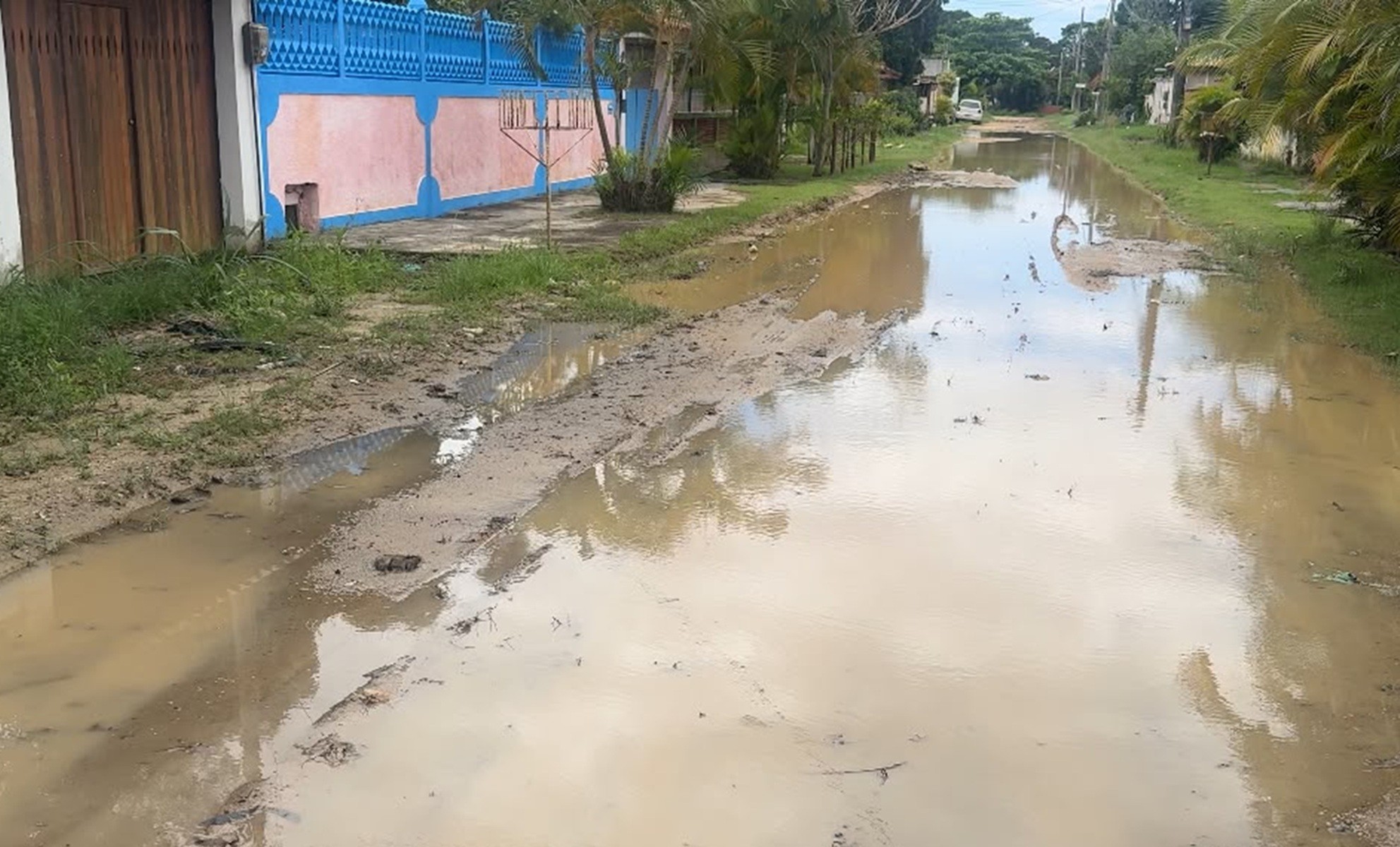 Alagamento e água parada dificultam a rotina de moradores, no bairro Balneário, em São Pedro da Aldeia
