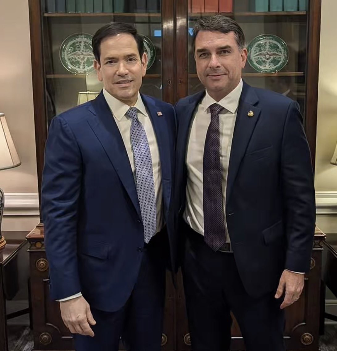 Flávio Bolsonaro se encontra com vice de Trump e secretário de Estado dos EUA